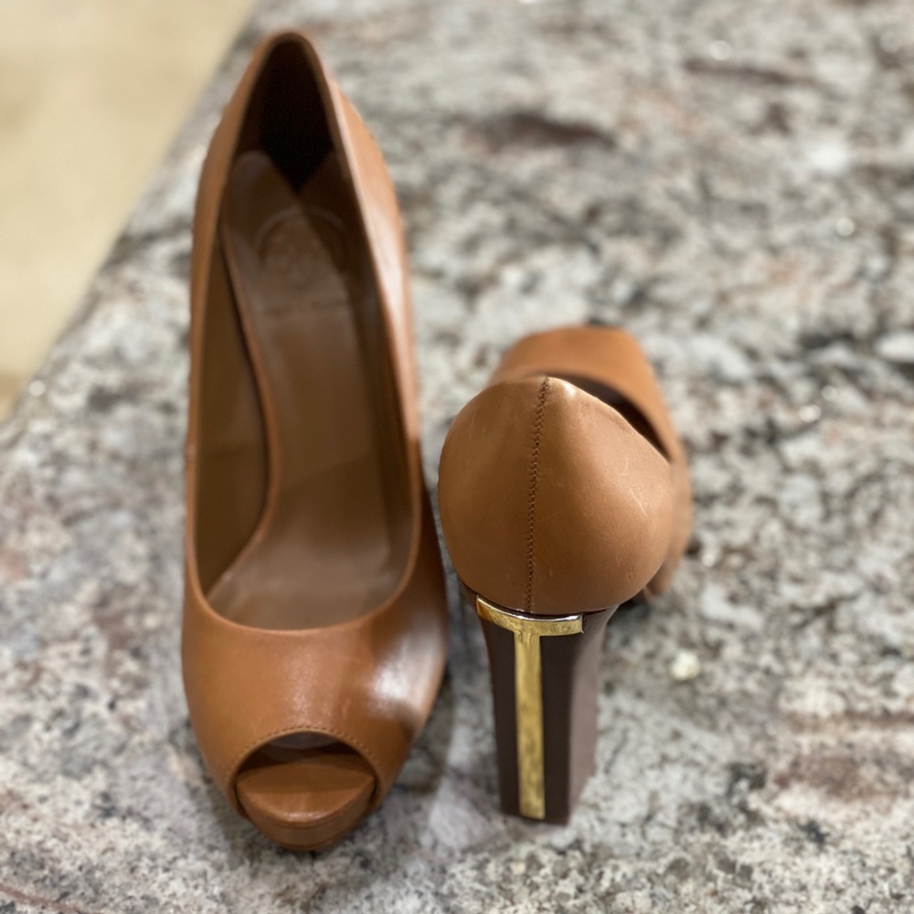 Tory Burch, camel and gold peep toe heels.
Sold as is. Never worn.